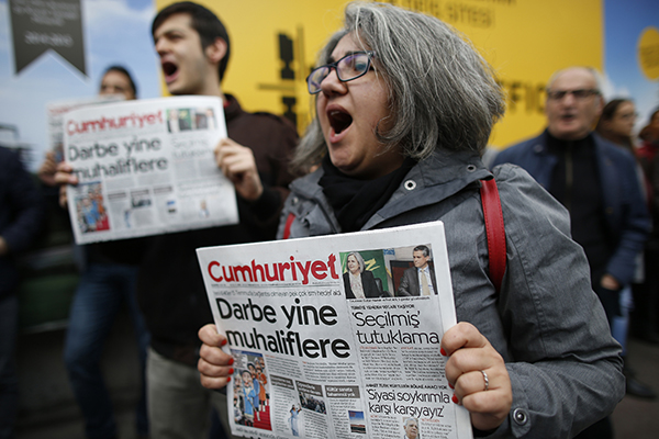 Defensores do jornal oposicionista Cumhuriyet protestam diante da redação de Istambul, enquanto a polícia detém vários jornalistas. (AP / Emrah Gurel)